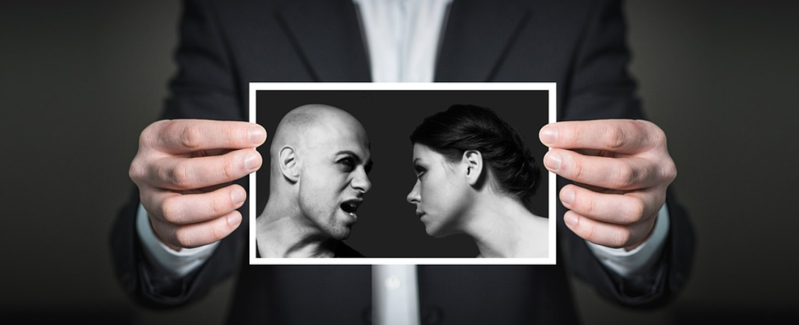 hádající se muž a žena