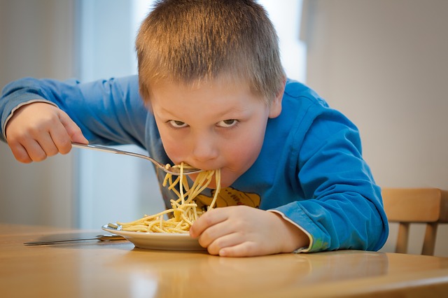dítě se špagetami
